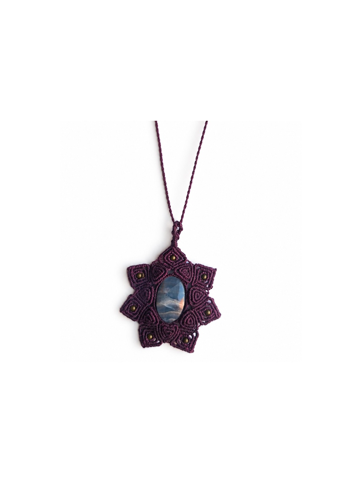 Colgante de micro-macramé burdeos con piedra natural