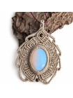 Detalle del collar de macramé crudo con opalina