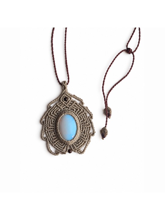 Collar artesanal de micro-macramé con piedra opalina