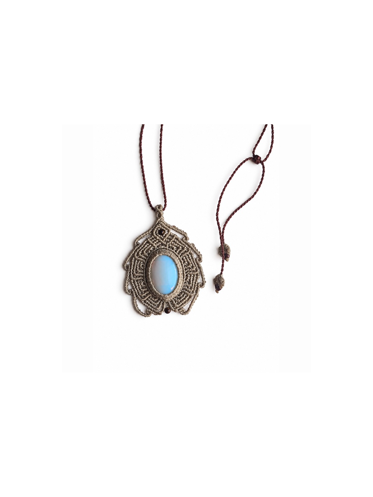 Collar artesanal de micro-macramé con piedra opalina