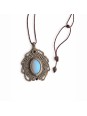 Collar artesanal de micro-macramé con piedra opalina